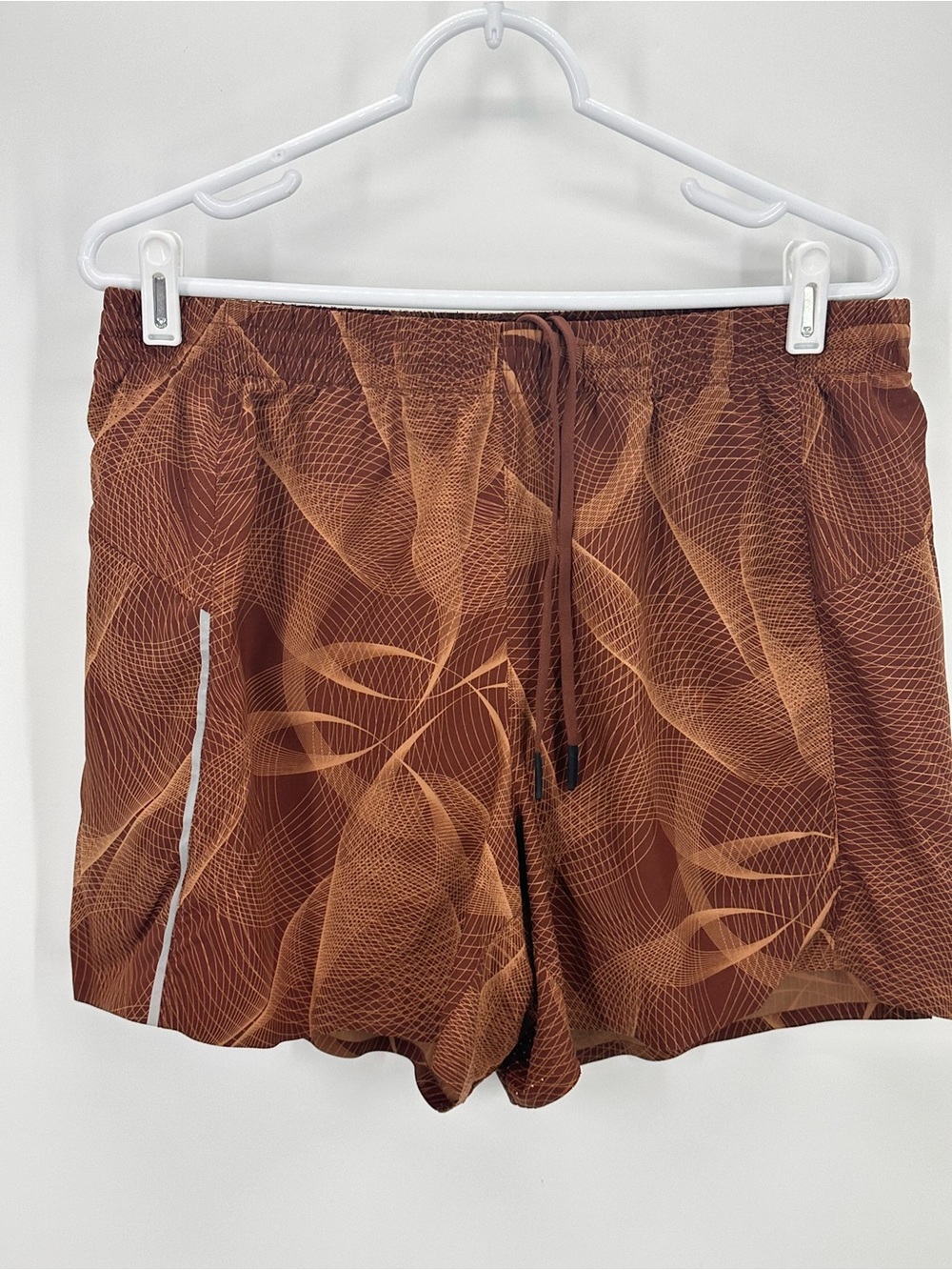 Menβs VRST Accelerate 5β Printed Run Shorts in Circulinear Earth Brown Pattern